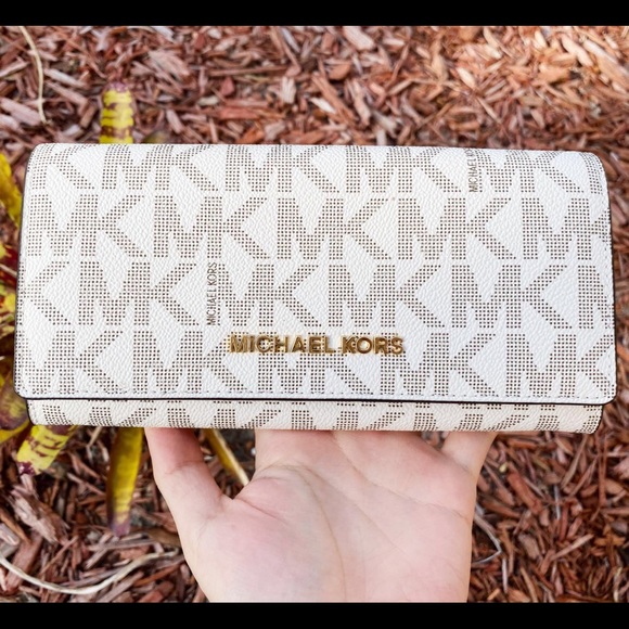 Gaby’sBags🥰💕-NWT Michael Kors Wallet - Picture 2 of 5